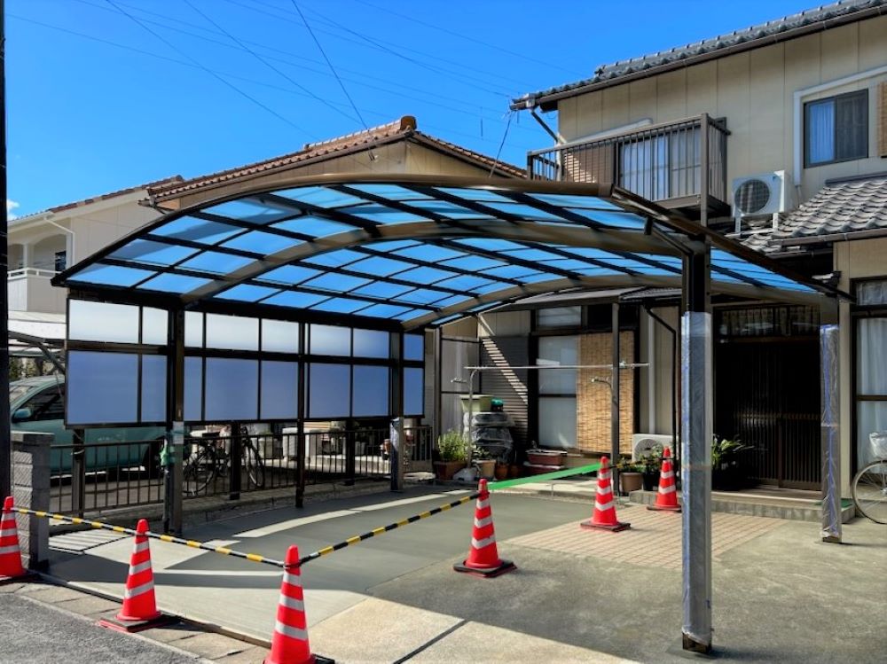 車2台分のカーポート(ドーム型ポリカ屋根)の設置 車2台分のカーポート(ドーム型ポリカ屋根)の設置