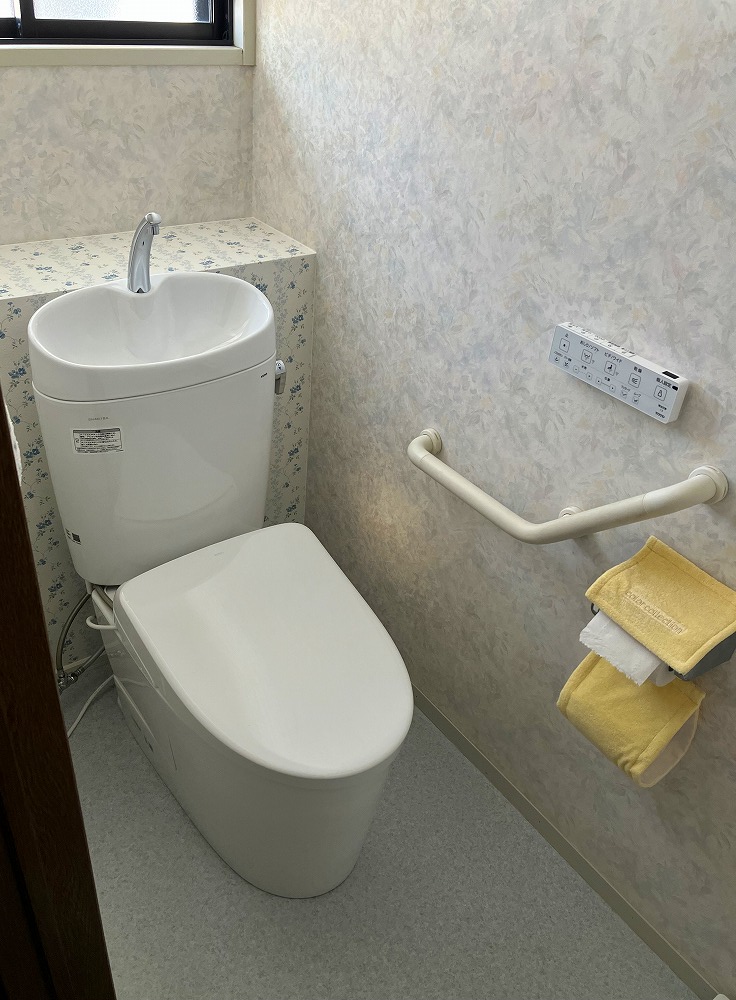 壁紙1つでトイレもキレイに。
