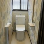 アクセントある壁紙でお気に入りのトイレ空間に。