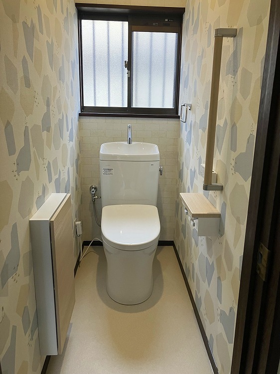 アクセントある壁紙でお気に入りのトイレ空間に。